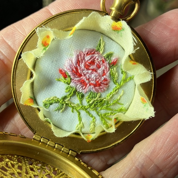 Embroidery pocket locket photo perfume fiber art by Artettina collectible - Picture 3 of 5